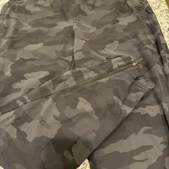 Lululemon Adapted State High Rise Jogger Full Length Black Camo - Size 8 - Picture 4 of 5